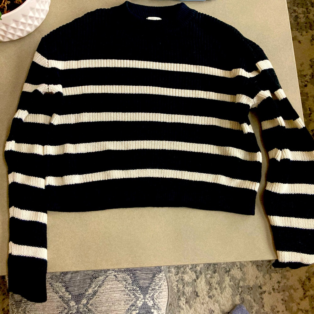 H & M sweater